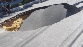 A cratera que se abriu na Avenida Senador Pinheiro Machado, em Santos, completou duas semanas