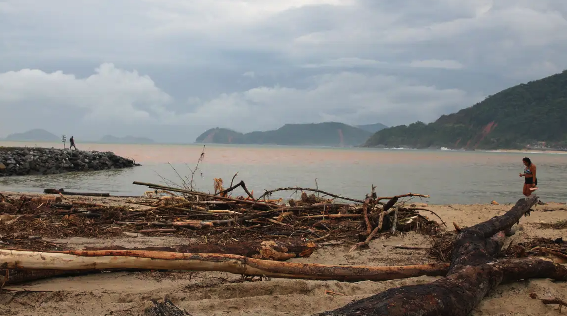 Especialistas alertam que barreiras e pieres também representam risco ambiental