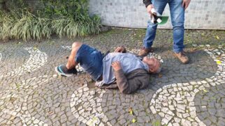 O idoso foi encontrado deitado na rampa do pronto socorro do hospital