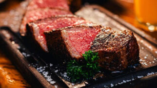 A Parrilla Bom Beef fica localizada na Avenida Doutor Pedro Lessa, em Santos