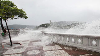 Imagem de arquivo: ressaca atinge orla da praia de Santos