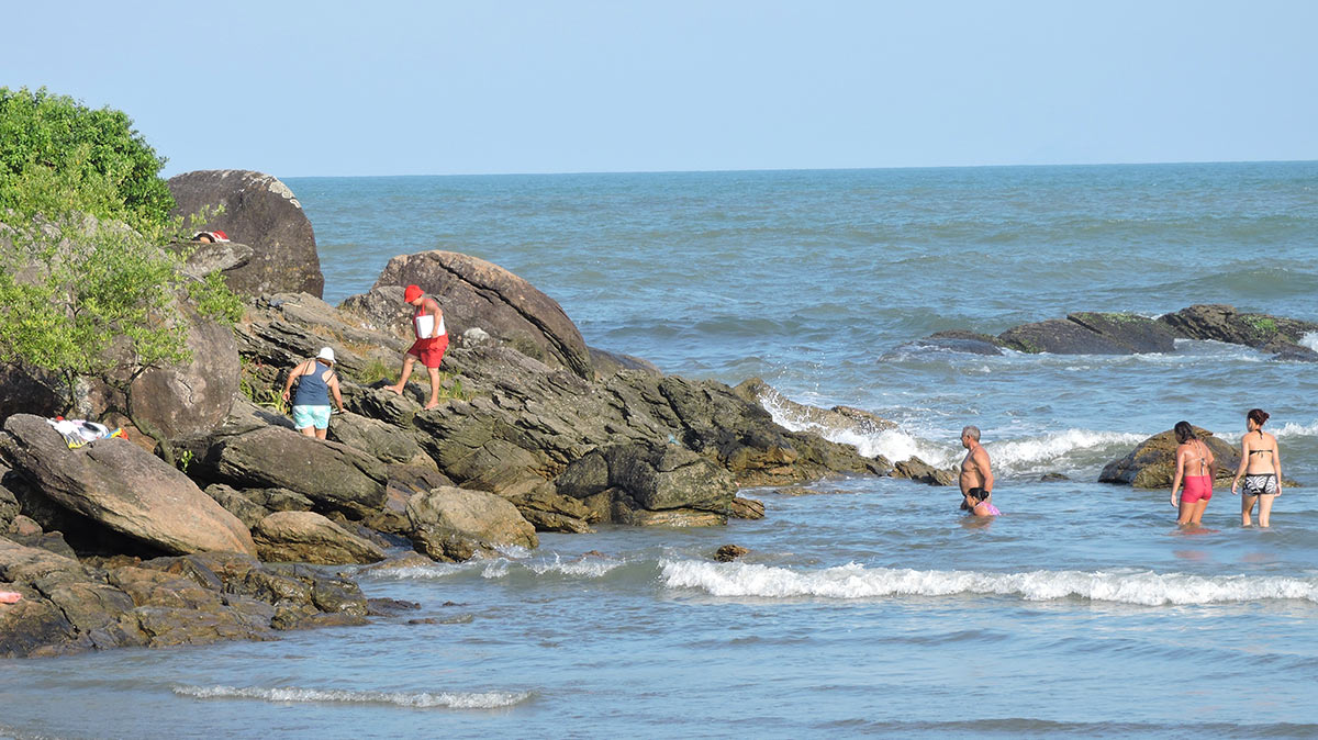 Nessa praia, uma das principais atrações é o Pocinho de Anchieta, um poço natural e ideal para os banhos de mar