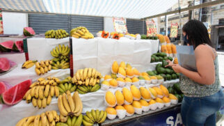 Enquanto a banana está mais cara, o morango está mais barato