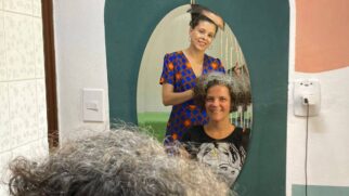 Ela explica que começou a trabalhar no setor de beleza, mas decidiu mudar de profissão