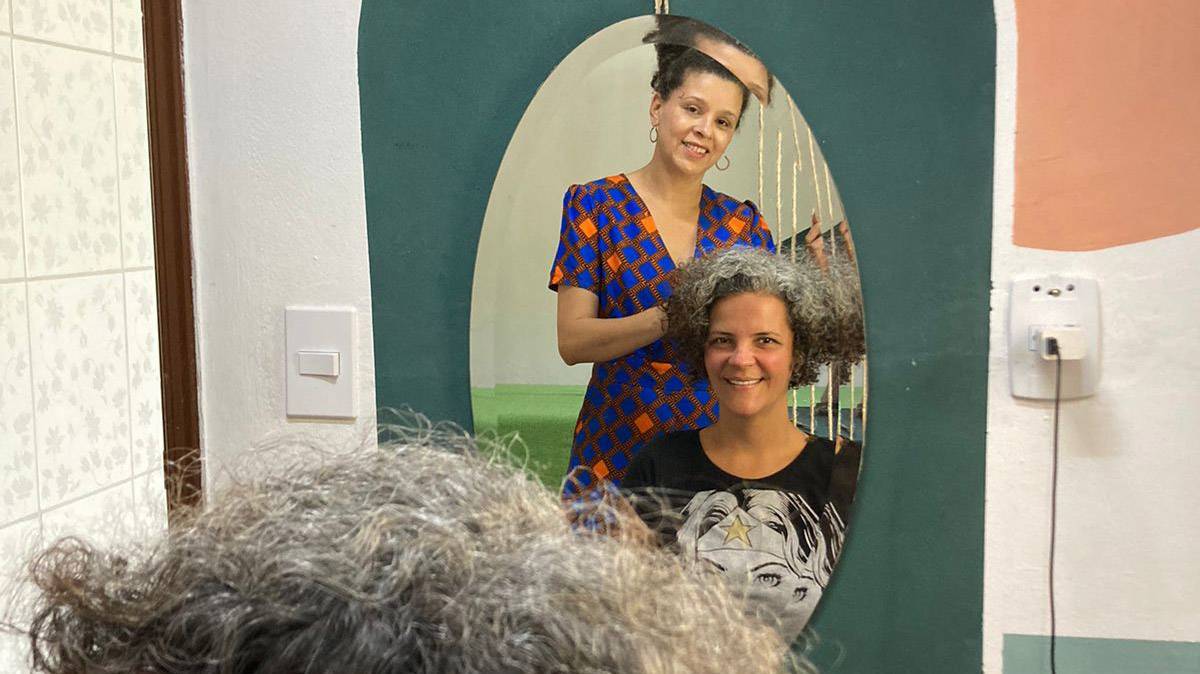 Ela explica que começou a trabalhar no setor de beleza, mas decidiu mudar de profissão