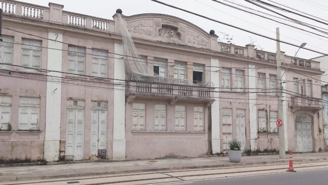 A cidade abrigou A Leoneza Comercial e Industrial, uma fábrica que se tornaria famosa mundialmente por seus produtos à base de banana