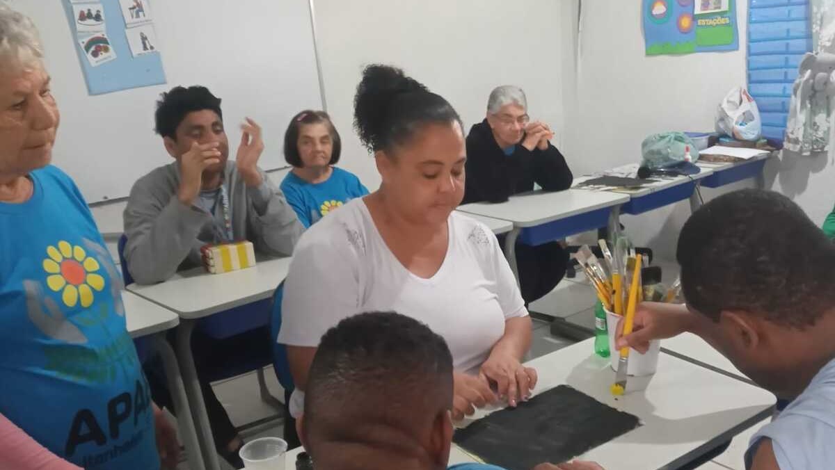 Alunos participam de várias atividades e oficinas na sede da Apae, em Itanhaém