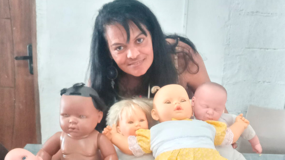 Diversas bonecas são descartadas nos ferros velhos e ficam novas nas mãos de Tina, em Itanhaém