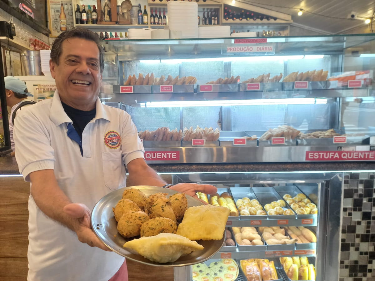 Aos 72 anos, Toninho, continua trabalhando ativamente no bar, especialmente na cozinha, onde prepara seus famosos bolinhos de bacalhau