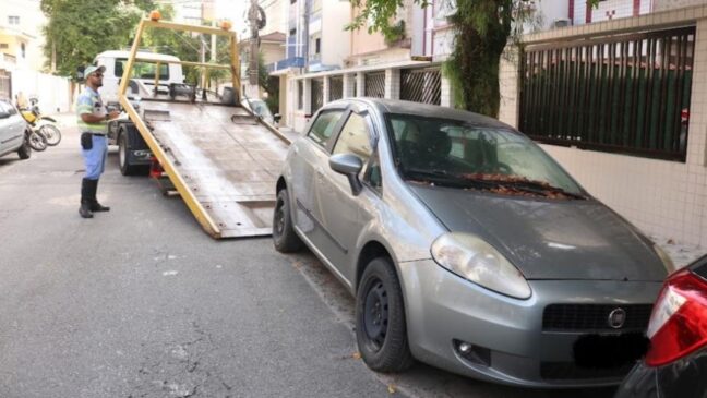 A identificação de veículos abandonados é feita tanto por meio de monitoramento contínuo realizado por agentes de trânsito em rondas operacionais