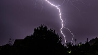 Quando as partículas de fumaça e outros poluentes se misturam com as gotas de chuva, elas podem resultar em uma coloração escura