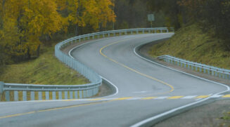 Foto meramente ilustrativa de uma estrada com desvio por conta de árvores