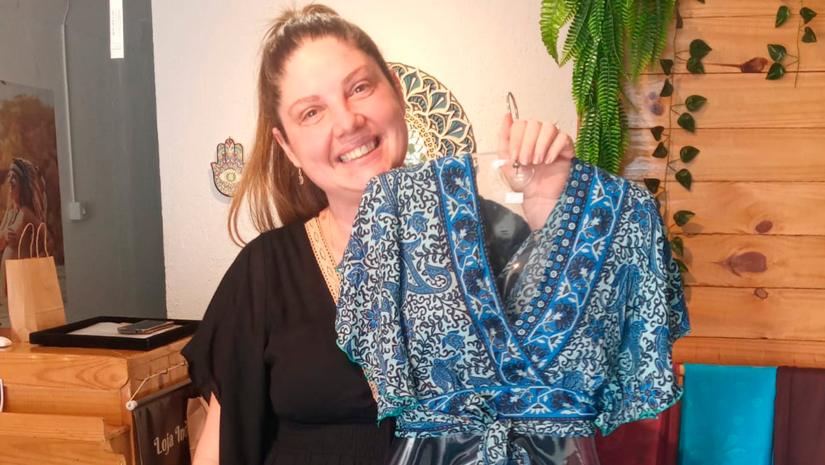 Roupas indianas, artesanatos, incensos e óleos essenciais são encontrados na loja da comerciante, em Itanhaém