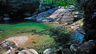 Visitantes têm direito a banho em rios e em cachoeiras com águas cristalinas