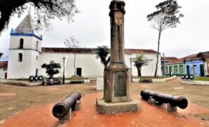Existe a possibilidade que o Bacharel seja Cosme Fernandes, Gonçalo da Costa ou Duarte Peres, que pelo boatos é o mais provável entre eles