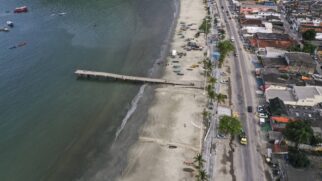 A praia de Perequê está localizada a leste da ilha de Santo Amaro (Guarujá)
