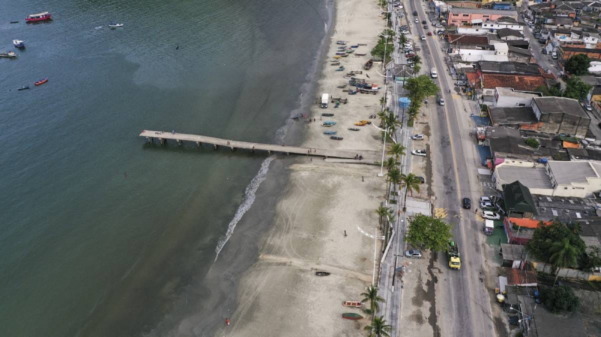 A praia de Perequê está localizada a leste da ilha de Santo Amaro (Guarujá)