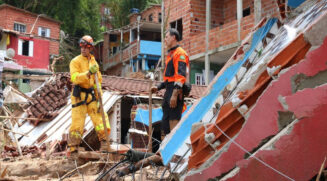 Bombeiros trabalham na tragédia de 2023 em São Sebastião