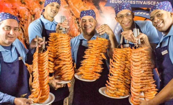 Os camarões assados no espeto e a paella à marinera são as marcas registradas do evento