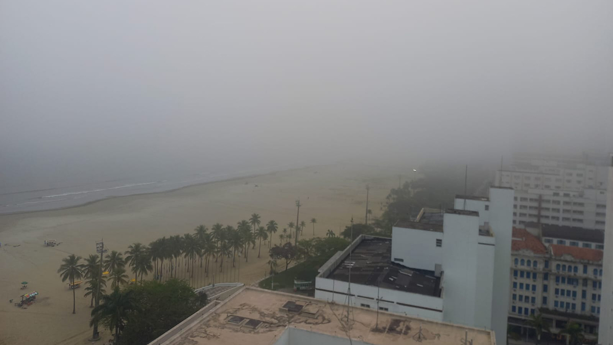 O litoral de SP vem sendo tomada quase que diariamente por um intensa neblina