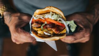 De acordo com o site sueco Burgerdudes, que realiza uma análise detalhada das melhores hamburguerias do mundo