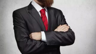 Essa exigência visa garantir que os candidatos possuam uma experiência de vida e maturidade suficientes para lidar com as responsabilidades