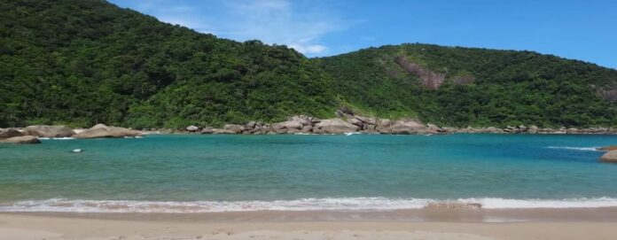 Ao todo, ela possui apenas um camping, onde também é possível fazer refeições