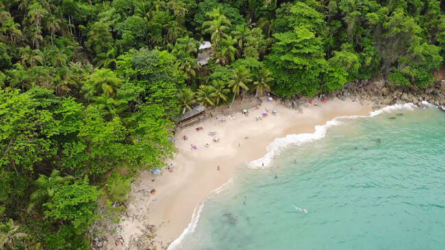 As rochas também estão presentes nas pontas da areia, oferecendo diversos cenários de fotos para os visitantes