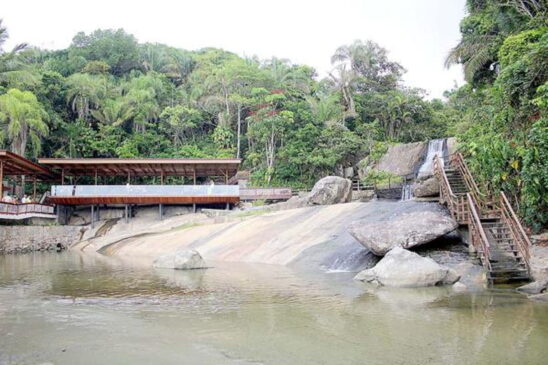 A praia fica localizada dentro de um condomínio fechado e é famosa pela natureza intocada