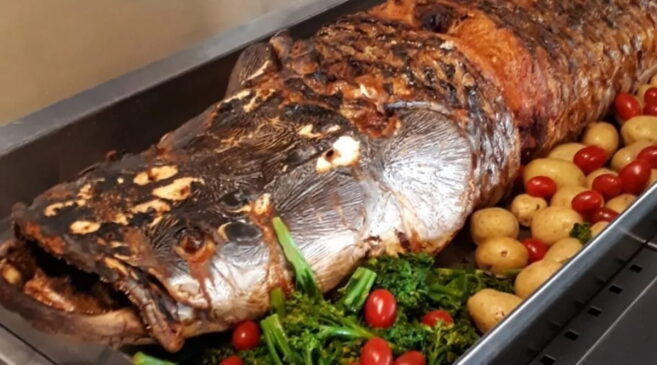 O destaque da semana é o Pirarucu, assado com Chimichurri e ervas