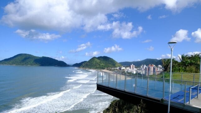 O Mirante das Galhetas, situado no Morro da Caixa d'Água, é uma atração imperdível em Guarujá