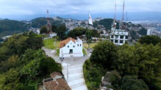 Inaugurado em 1927, o complexo turístico conta com o antigo cassino e o Santuário de Nossa Senhora do Monte Serrat