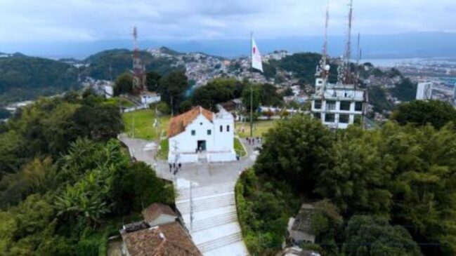 Inaugurado em 1927, o complexo turístico conta com o antigo cassino e o Santuário de Nossa Senhora do Monte Serrat