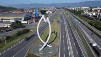 Com 25 metros de altura e pesando 45 toneladas,