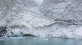 Durante a análise do fenômeno, os cientistas descobriram que um colapso monumental de uma montanha no mar