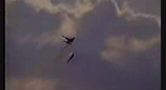 Momento em que ÓVNI passa pela aeronave cortando a sua asa, que atinge banhista no mar