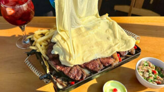 A picanha com aligot é uma combinação irresistível de carne com purê de batata e queijo, servida no Point do Gordão