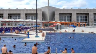 À medida que as temperaturas continuam a subir, as piscinas públicas se destacam como um local acessível e popular