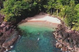 Praia do Cheira Limão tem apenas 20 metros de extensão e é a menor de Guarujá