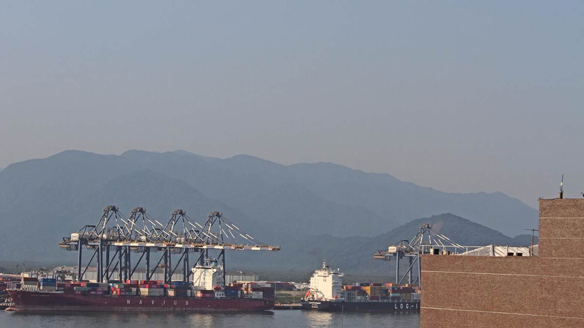 Névoa de tom acinzentado marcou o céu da Baixada Santista nesta quinta-feira (12)