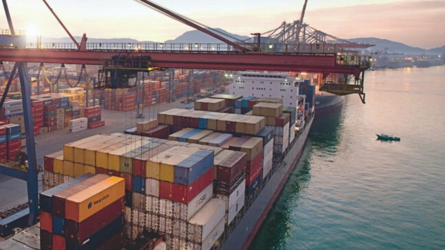 Nesta segunda-feira (23), as ações da Santos Brasil aumentaram 15,97%