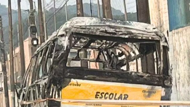 Uma van escolar acabou destruída após pegar fogo na manhã da última sexta-feira (20/9), em Guarujá, no litoral de São Paulo