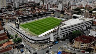 A Vila Belmiro continua sendo um símbolo da tradição e da história do futebol nacional