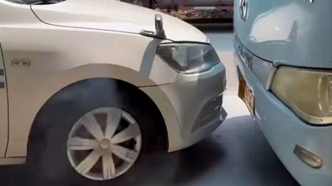Lançamentos recentes no Brasil, como o novo modelo da Hyundai, apresentam a solução de forma quase automática