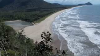 O grupo precisou fazer um pouso forçado na Juréia, porém acreditaram estar na Floresta Amazônica e sendo ajudados por indígenas que na verdade eram os caiçaras decididos a levá-los até Peruíbe