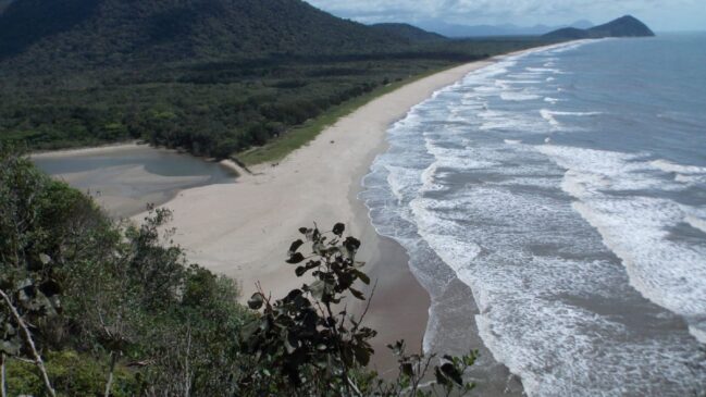 O grupo precisou fazer um pouso forçado na Juréia, porém acreditaram estar na Floresta Amazônica e sendo ajudados por indígenas que na verdade eram os caiçaras decididos a levá-los até Peruíbe