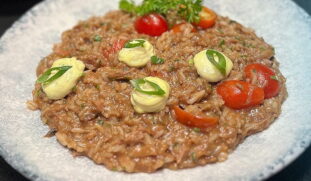 Para o prato principal, optamos pelo lambe-lambe, um marisco meia casca cozido no vinho branco com tomates em cubos, molho sugo e arroz branco