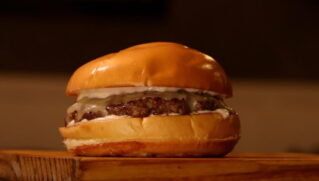 Fundada em meio a desafios e muita paixão por hambúrgueres, a Hey Burger começou suas atividades em esquema de delivery no bairro da Encruzilhada