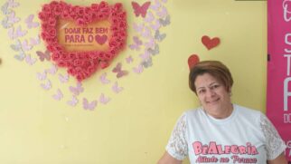Perucas ficam expostas no salão e são doadas às mulheres em tratamento de câncer, em Itanhaém