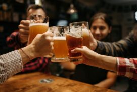 Bares e restaurantes lotam reservas durante confraternizações de fim de ano